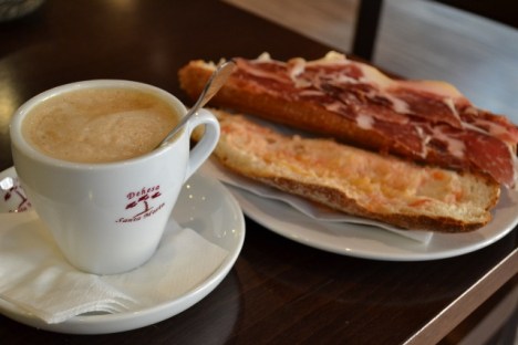 café con leche y bocadillo de jamón