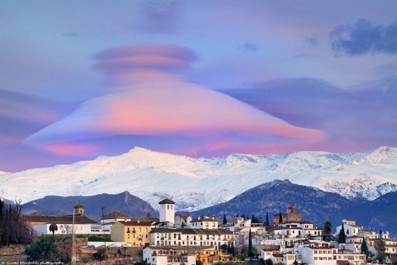 lenticular-cloud-photography-guido-montanes- Granda